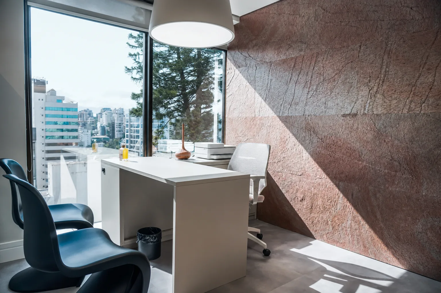 Sala ecooa.working, com mesa de atendimento