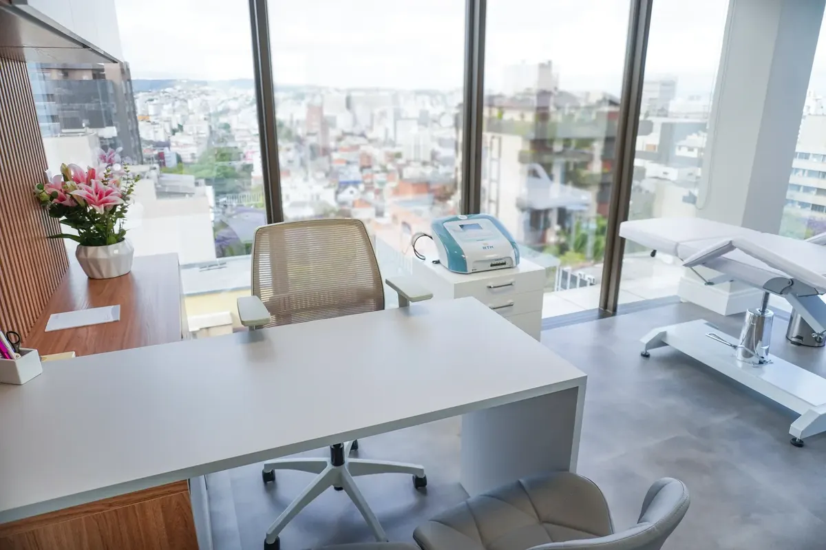 Sala preparada para procedimentos estéticos
